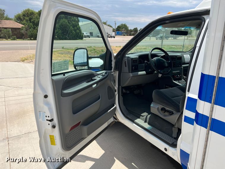 image for item DS8452 2002 Ford F350 Super Duty  ambulance