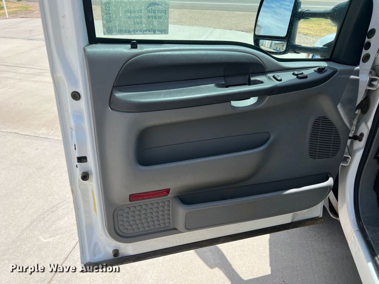 image for item DS8452 2002 Ford F350 Super Duty  ambulance