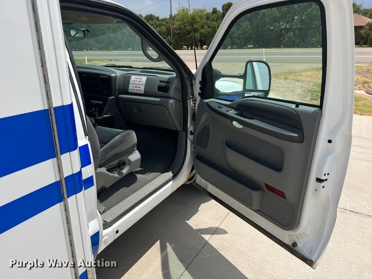 image for item DS8452 2002 Ford F350 Super Duty  ambulance