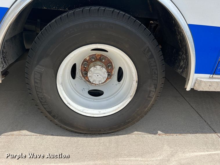 image for item DS8452 2002 Ford F350 Super Duty  ambulance