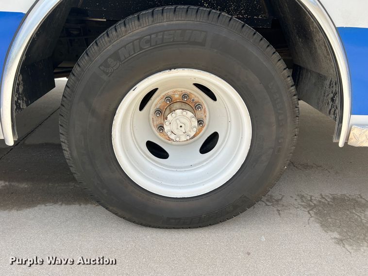 image for item DS8452 2002 Ford F350 Super Duty  ambulance