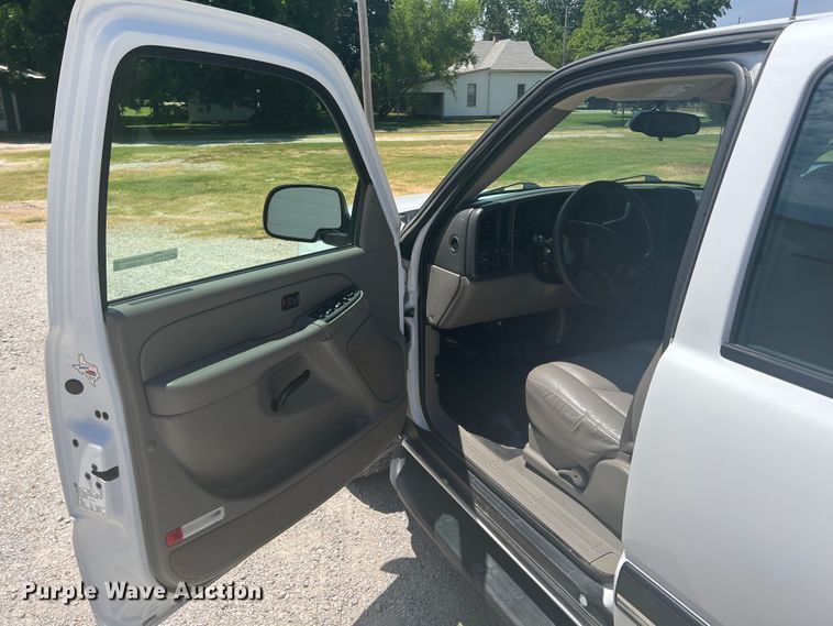 image for item HL9222 2005 Chevrolet Suburban 2500  SUV