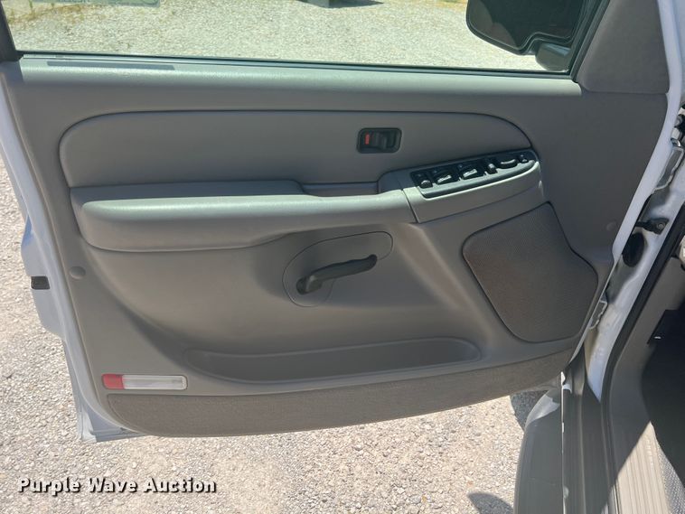 image for item HL9222 2005 Chevrolet Suburban 2500  SUV