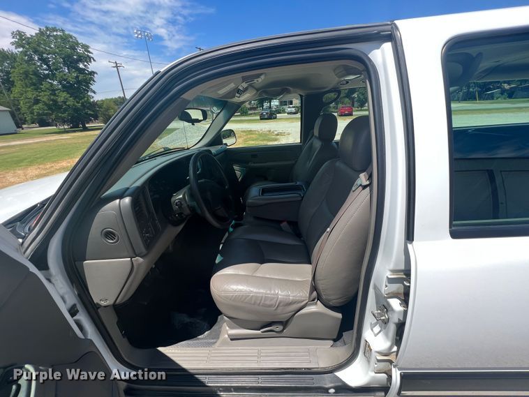 image for item HL9222 2005 Chevrolet Suburban 2500  SUV