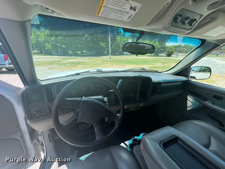 image for item HL9222 2005 Chevrolet Suburban 2500  SUV