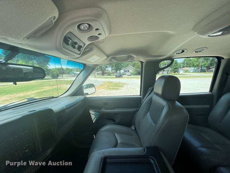 image for item HL9222 2005 Chevrolet Suburban 2500  SUV