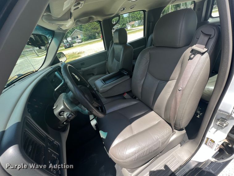 image for item HL9222 2005 Chevrolet Suburban 2500  SUV