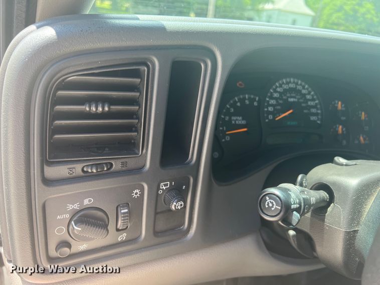 image for item HL9222 2005 Chevrolet Suburban 2500  SUV