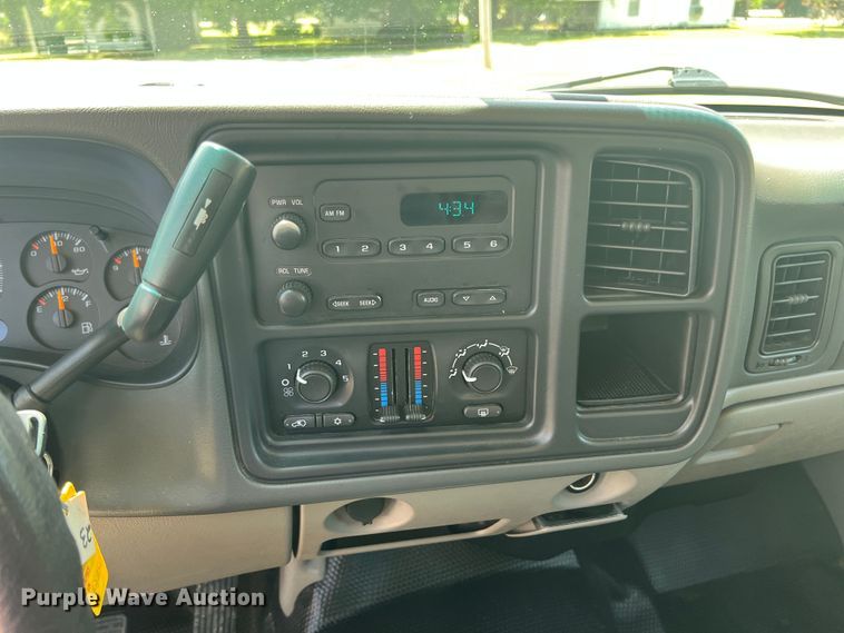 image for item HL9222 2005 Chevrolet Suburban 2500  SUV