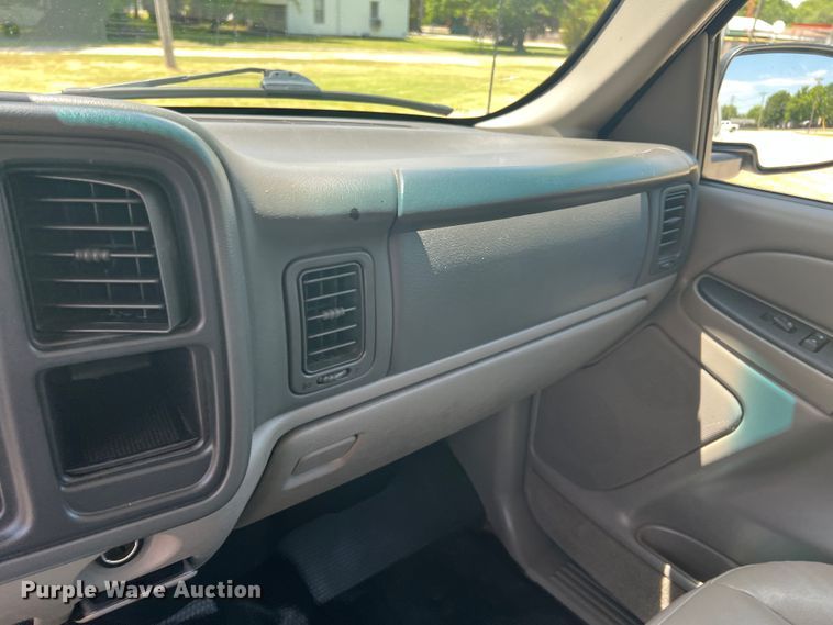 image for item HL9222 2005 Chevrolet Suburban 2500  SUV