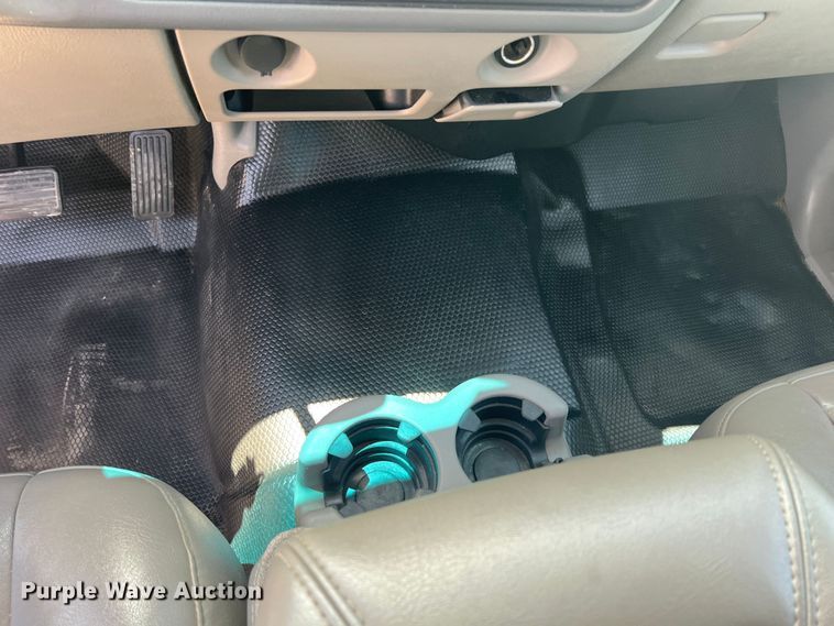 image for item HL9222 2005 Chevrolet Suburban 2500  SUV