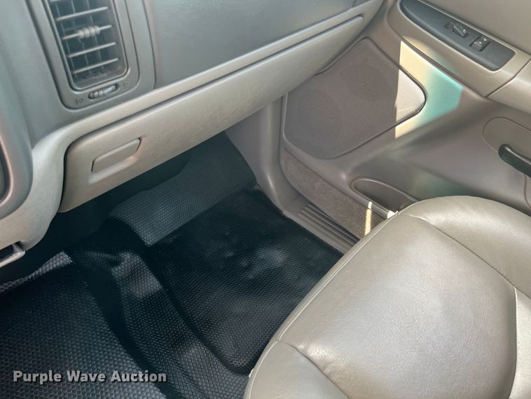 image for item HL9222 2005 Chevrolet Suburban 2500  SUV