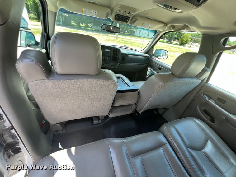 image for item HL9222 2005 Chevrolet Suburban 2500  SUV