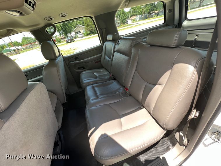 image for item HL9222 2005 Chevrolet Suburban 2500  SUV