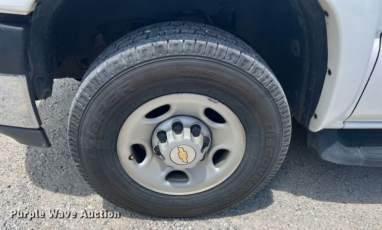 image for item HL9222 2005 Chevrolet Suburban 2500  SUV