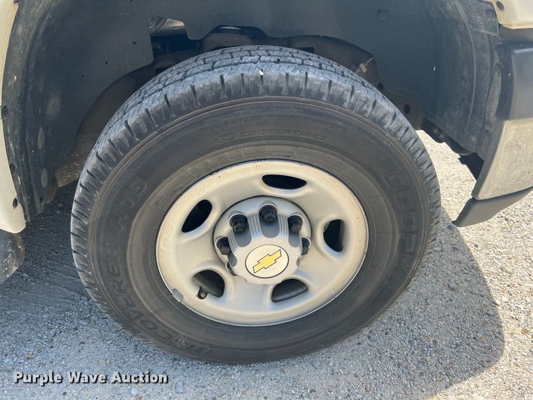 image for item HL9222 2005 Chevrolet Suburban 2500  SUV