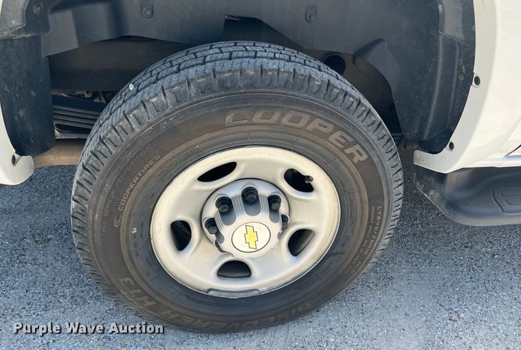 image for item HL9222 2005 Chevrolet Suburban 2500  SUV