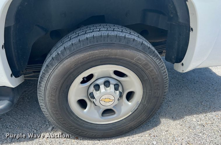 image for item HL9222 2005 Chevrolet Suburban 2500  SUV