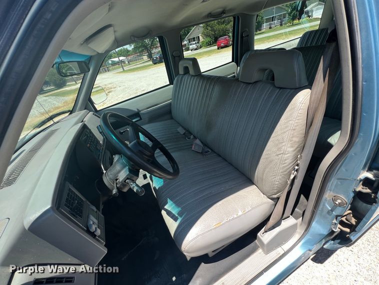 image for item HL9223 1993 GMC Suburban 1500  SUV