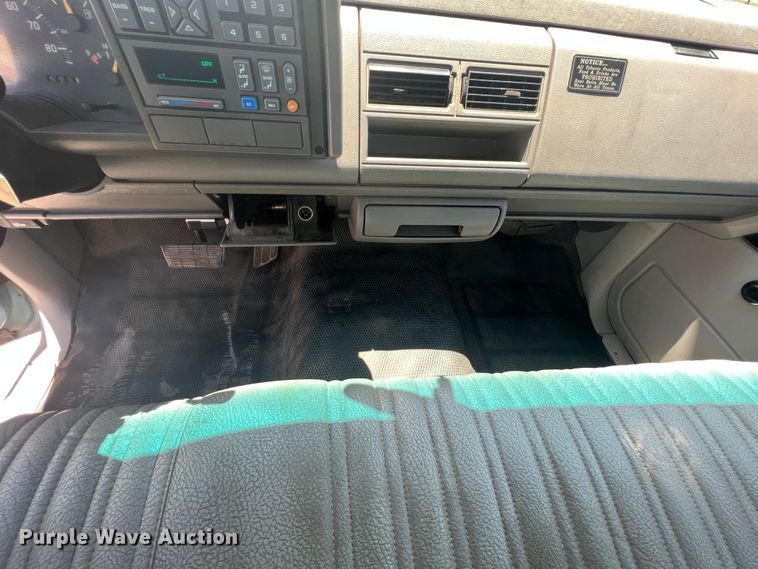 image for item HL9223 1993 GMC Suburban 1500  SUV