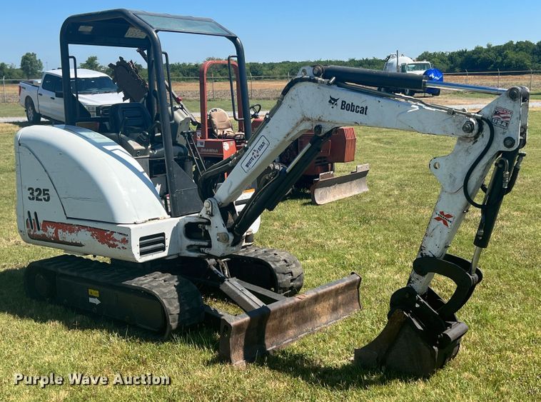 image for item HL9239 2011 Bobcat 325  mini excavator