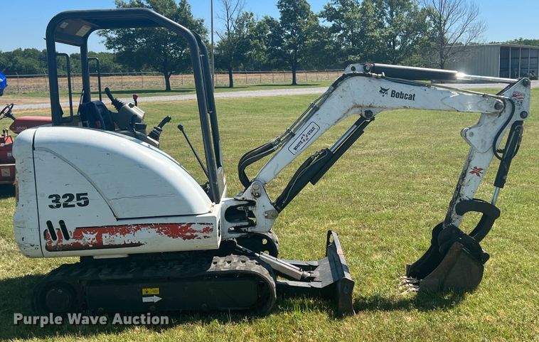 image for item HL9239 2011 Bobcat 325  mini excavator