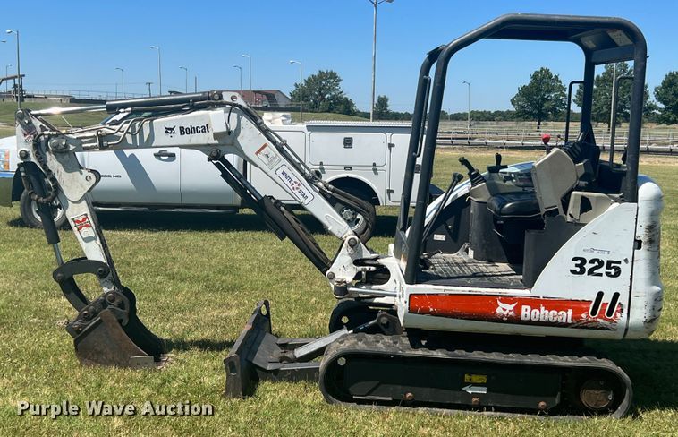 image for item HL9239 2011 Bobcat 325  mini excavator