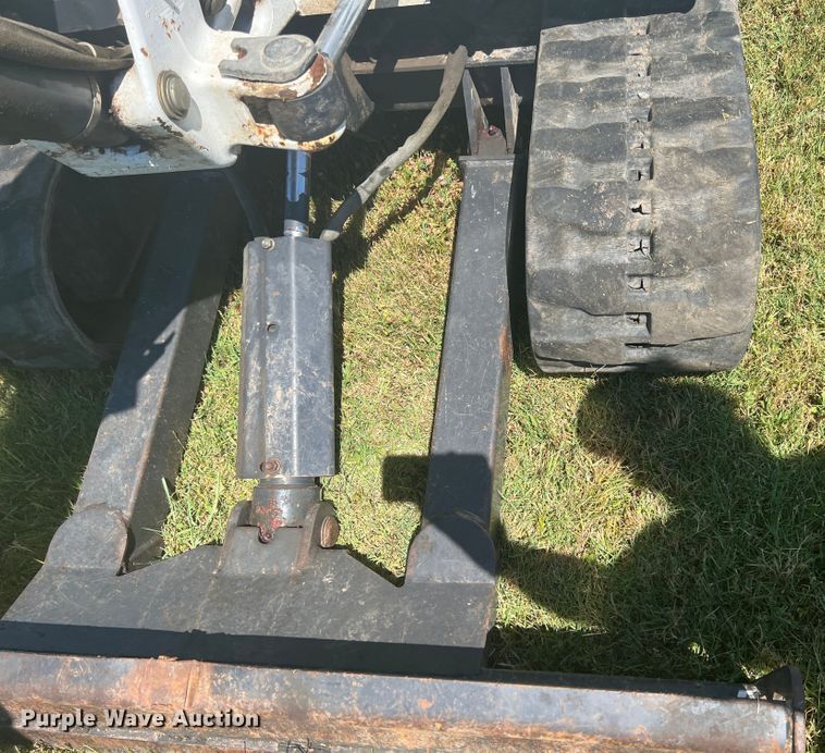 image for item HL9239 2011 Bobcat 325  mini excavator