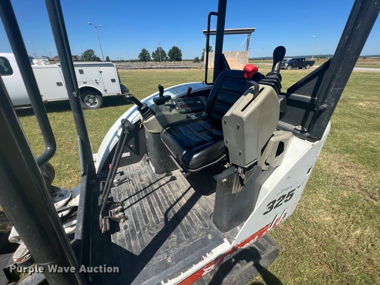 image for item HL9239 2011 Bobcat 325  mini excavator