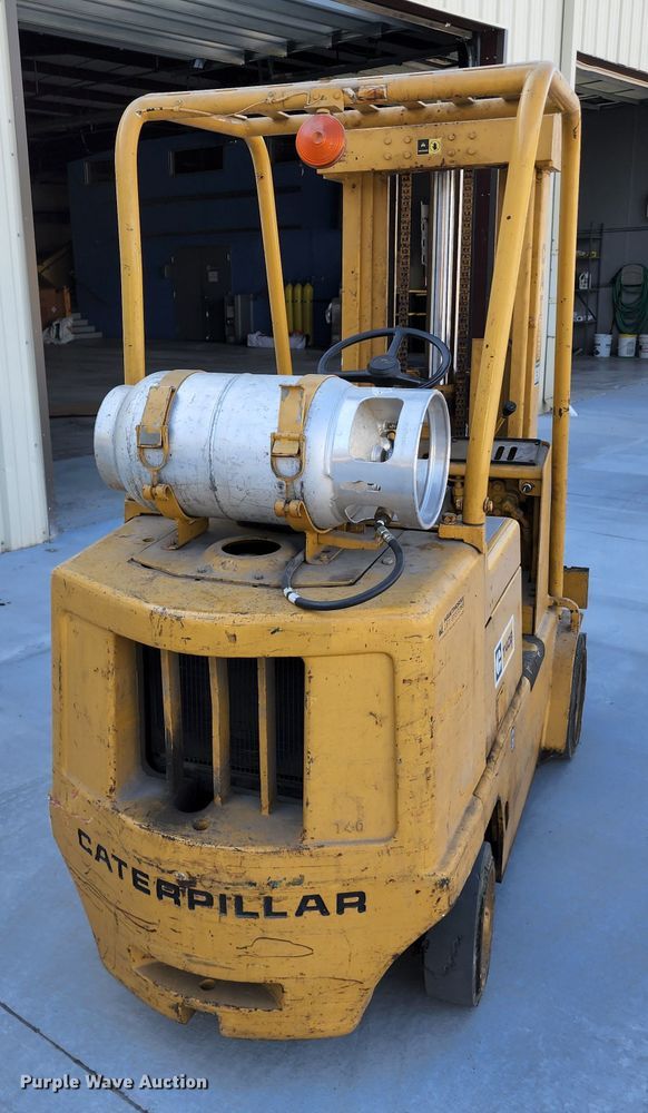 image for item JA9944 Caterpillar T40B  forklift