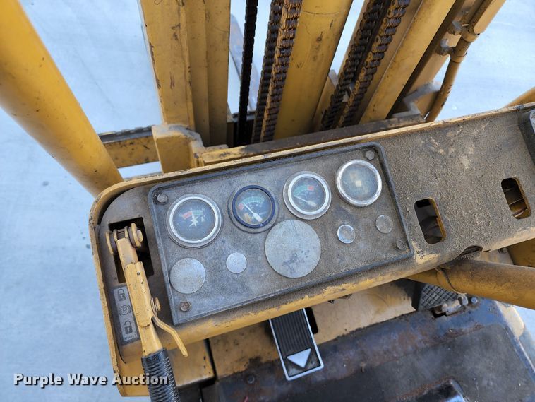 image for item JA9944 Caterpillar T40B  forklift