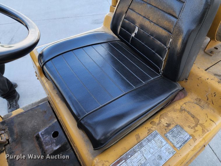 image for item JA9944 Caterpillar T40B  forklift