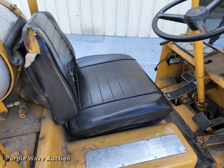 image for item JA9944 Caterpillar T40B  forklift