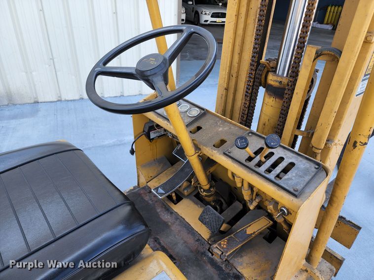 image for item JA9944 Caterpillar T40B  forklift