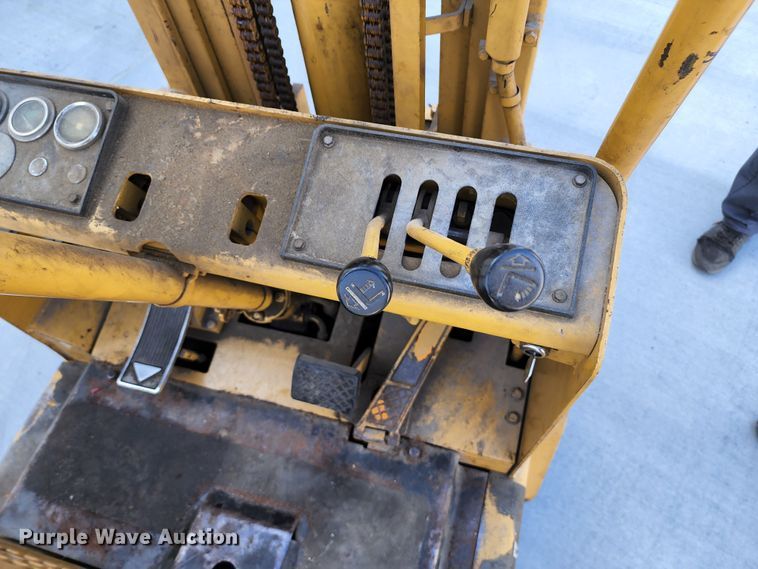 image for item JA9944 Caterpillar T40B  forklift