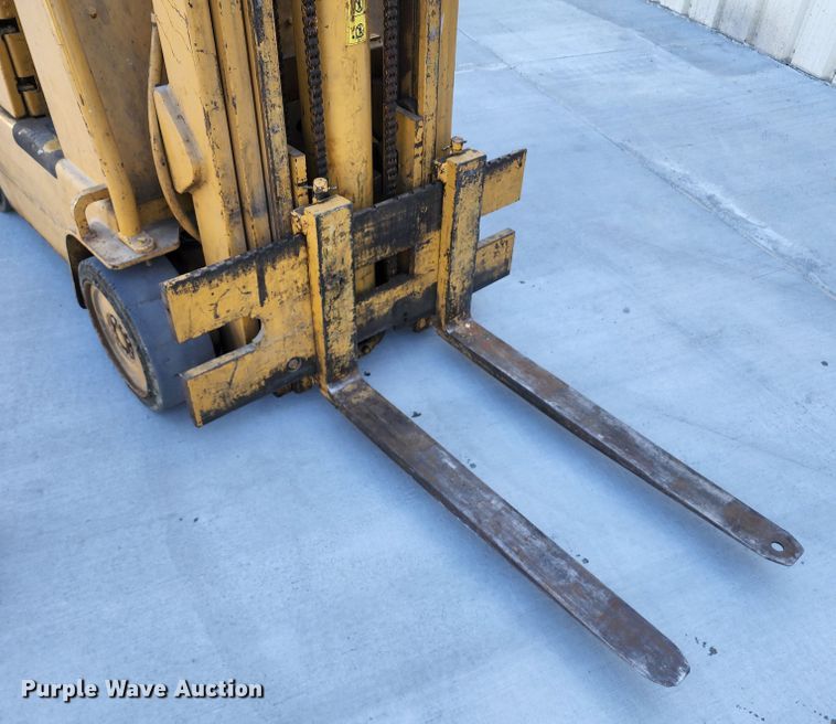 image for item JA9944 Caterpillar T40B  forklift