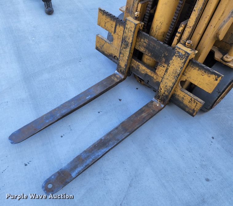 image for item JA9944 Caterpillar T40B  forklift