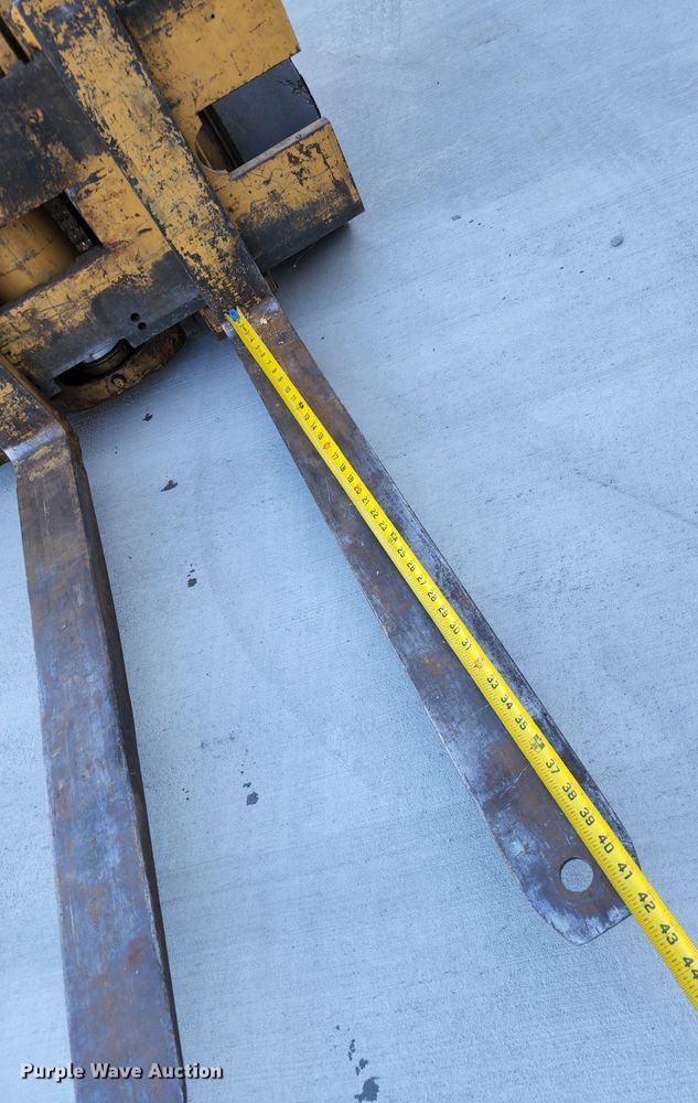 image for item JA9944 Caterpillar T40B  forklift