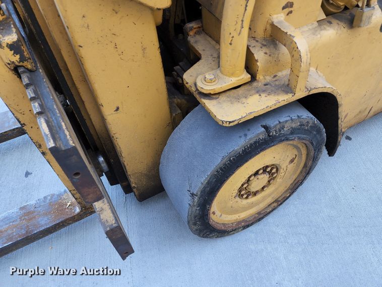 image for item JA9944 Caterpillar T40B  forklift