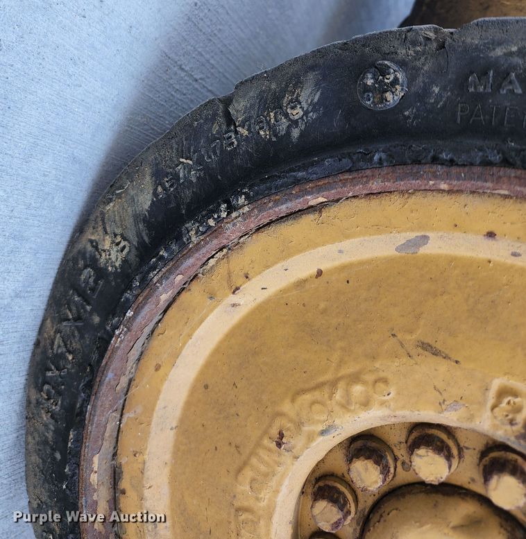 image for item JA9944 Caterpillar T40B  forklift