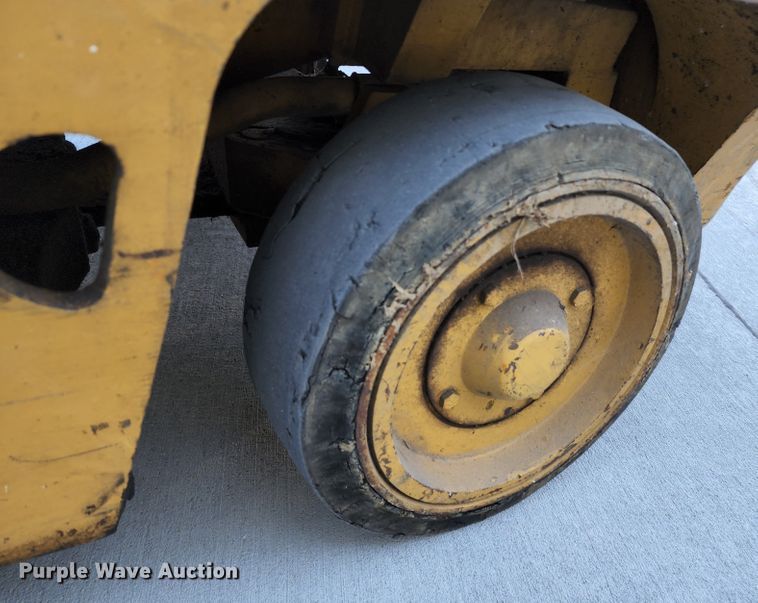 image for item JA9944 Caterpillar T40B  forklift