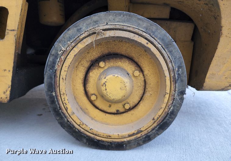 image for item JA9944 Caterpillar T40B  forklift