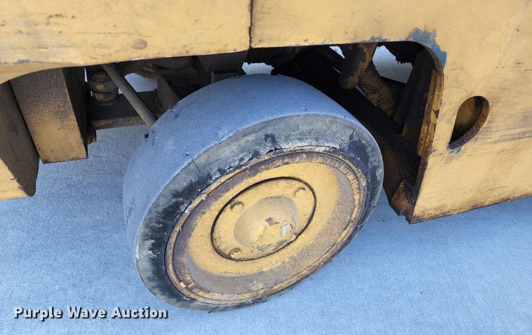 image for item JA9944 Caterpillar T40B  forklift