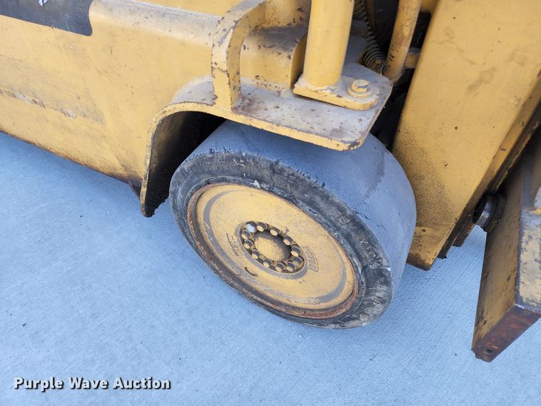 image for item JA9944 Caterpillar T40B  forklift