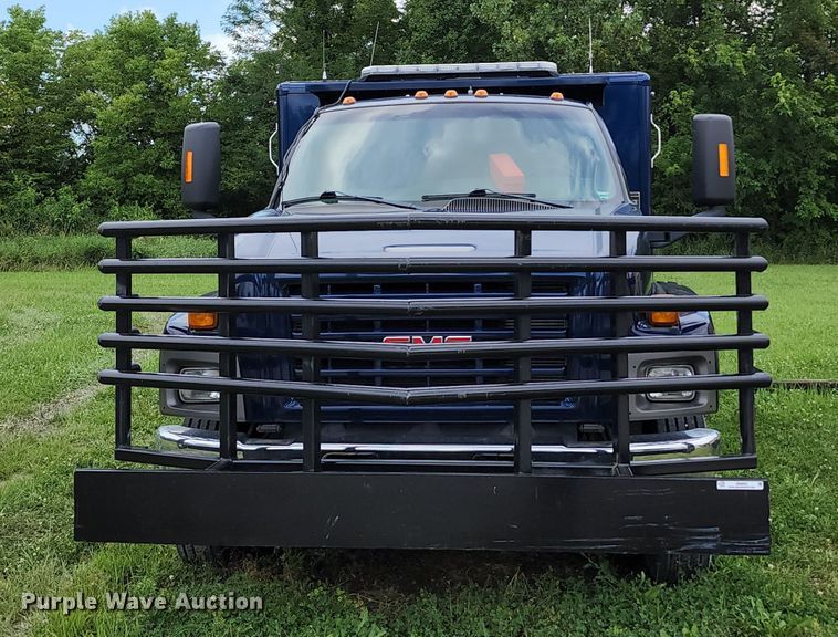 image for item JB9003 2004 GMC C6500  mobile command center