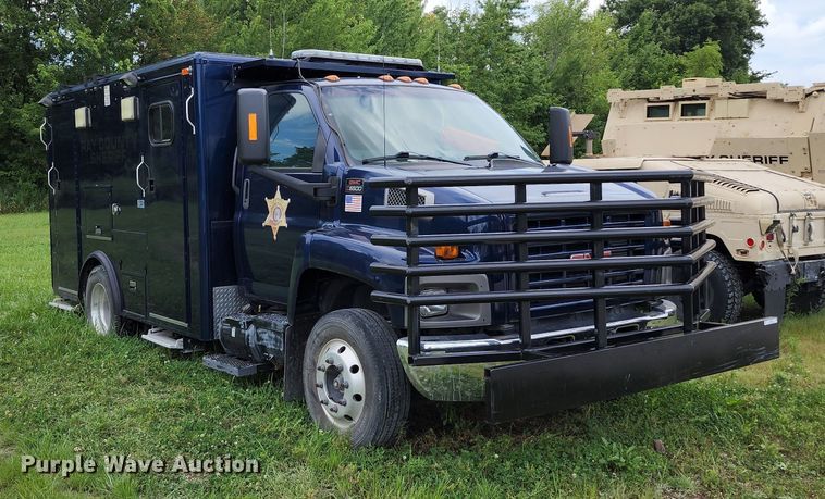 image for item JB9003 2004 GMC C6500  mobile command center