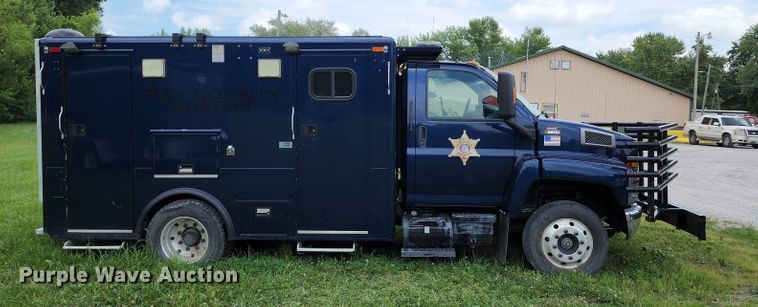 image for item JB9003 2004 GMC C6500  mobile command center