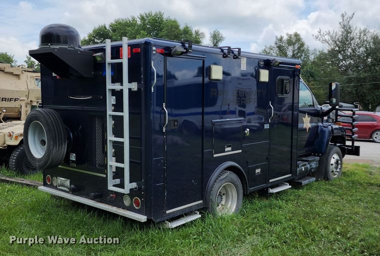 image for item JB9003 2004 GMC C6500  mobile command center