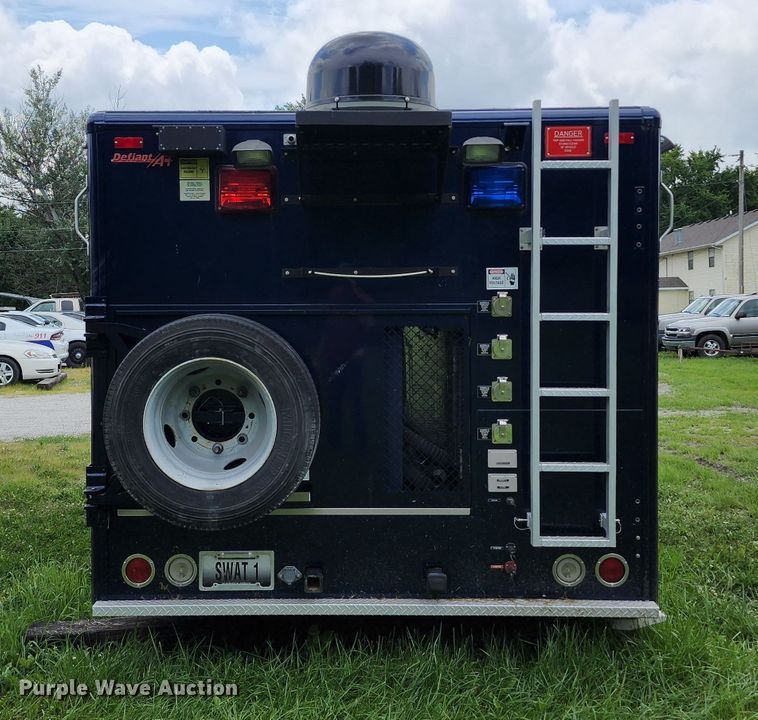 image for item JB9003 2004 GMC C6500  mobile command center