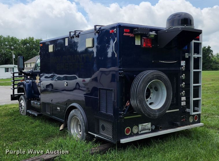 image for item JB9003 2004 GMC C6500  mobile command center